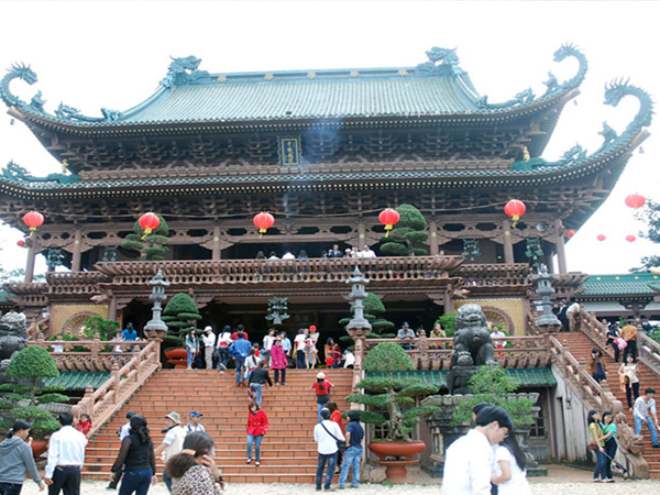 Going to Huong Pagoda in the beginning of the new year departing from Hanoi